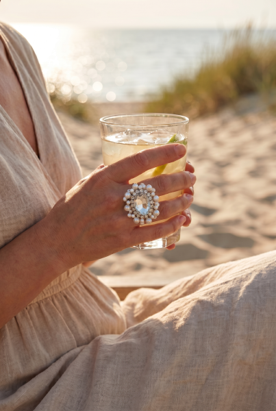 Fiva Cocktailring mit ovalem Glaskristall – Eleganz mit feinen Perlchen